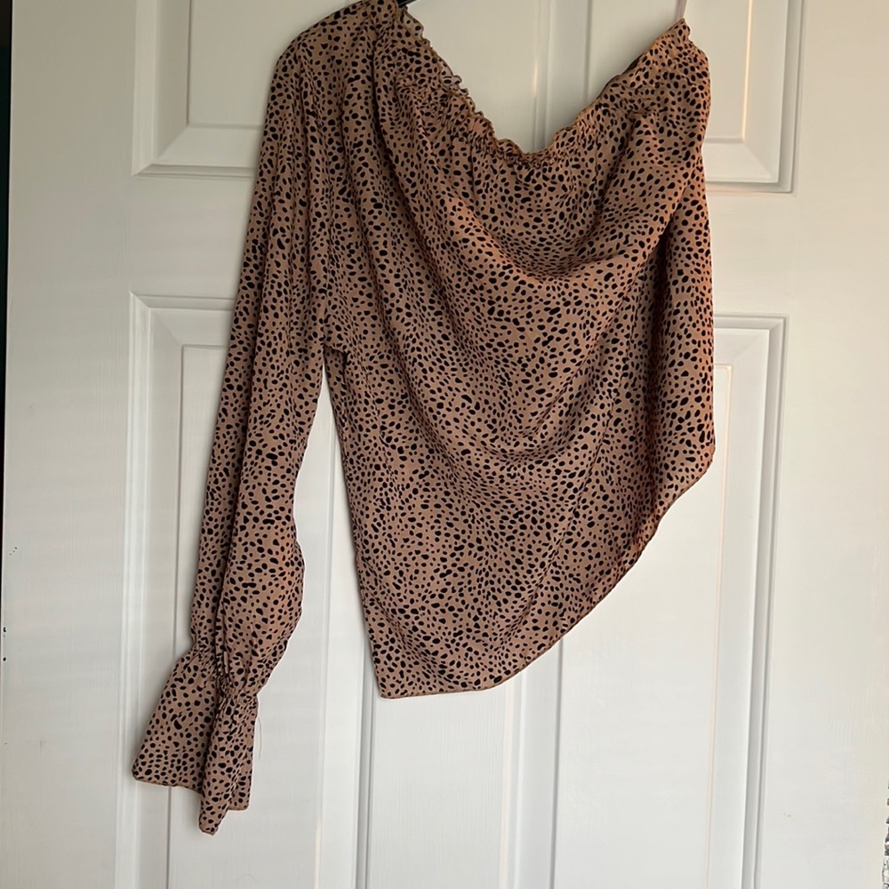 One shoulder leopard blouse